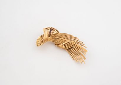 Brooch in yellow gold (750) featuring a sheaf...