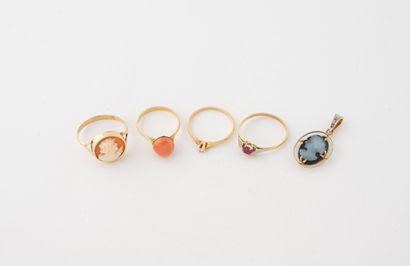 Yellow gold (750) lot including :
A cameo...