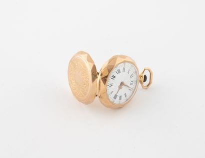 Yellow gold (750) collar watch.
Back adorned...