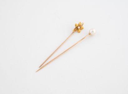 Two tie pins in yellow gold (750).
One set...