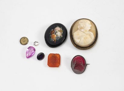 - Small lot of cameo on shell (figure in...