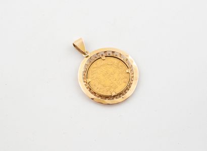 Pendentif en or jaune (750) retenant une...