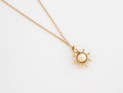 Collier composé d'une chaîne en or jaune...