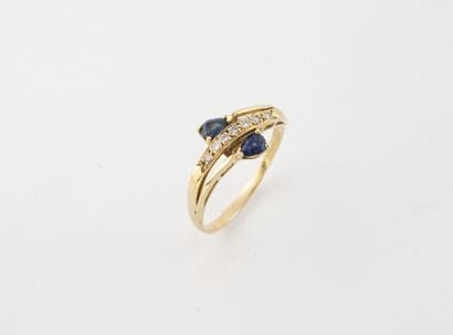 Yellow gold (750) ring set with a line of...
