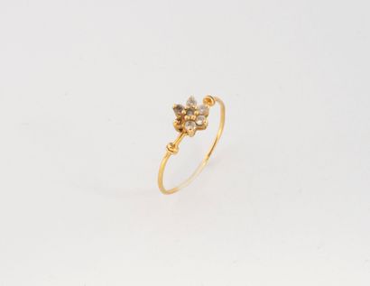 Yellow gold (750) ring featuring a flower...