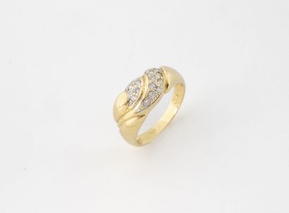 Bague jonc en or jaune (750) de forme mouvementée...