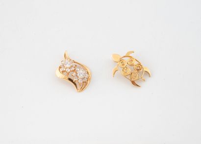 Lot de deux pendentifs en or jaune (750)...