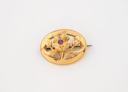 Oval brooch in yellow gold (750) with openwork...