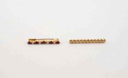 Small twisted barrette brooch in yellow gold...