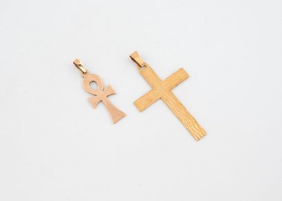 Deux pendentifs croix dont une Ankh en or...