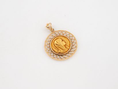 Round pendant in yellow gold (750) with openwork...