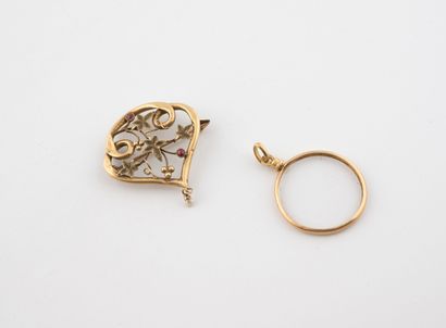 Set of two pendants in yellow gold (750):
-...