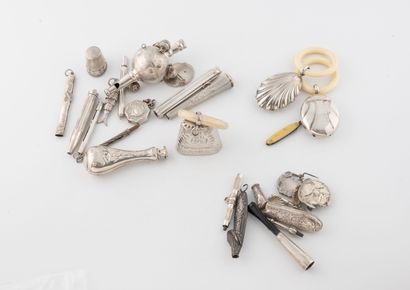Silver (min 800), metal and resin lot comprising...