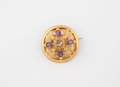 Round brooch in yellow gold (750) with openwork...