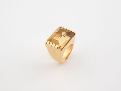 Yellow gold (750) signet ring set with an...