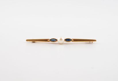 Yellow gold (750) barrette brooch centered...