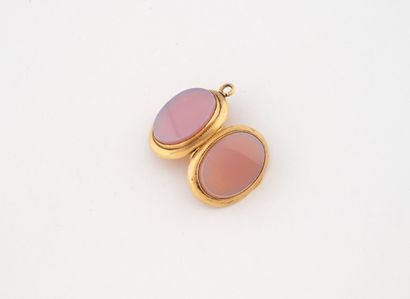 Souvenir pendant in yellow gold (750) adorned...