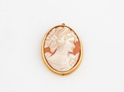 Cameo pendant on a shell with a young girl's...