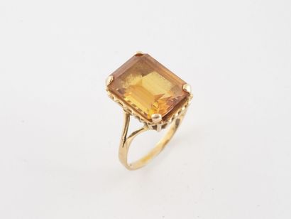 Yellow gold (750) ring with high openwork...