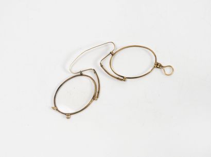 Nose clip set in yellow gold (750).
Gross...