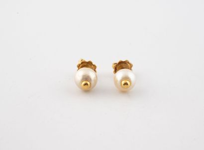 Pair of stud earrings in yellow gold (750)...