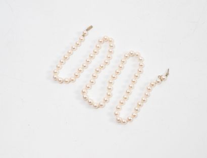 White cultured pearl necklace.
Ribbed tonneau...