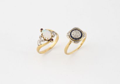 Lot of two yellow gold (750) rings:
- One...