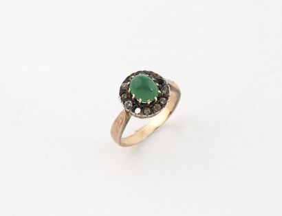 Yellow gold (750) ring centered on a cabochon...