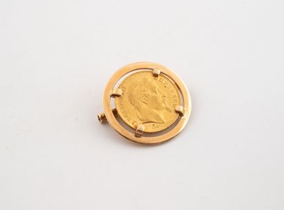 Brooch in yellow gold (750) adorned with...