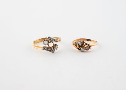 Lot of two rings:
One in yellow gold (750)...
