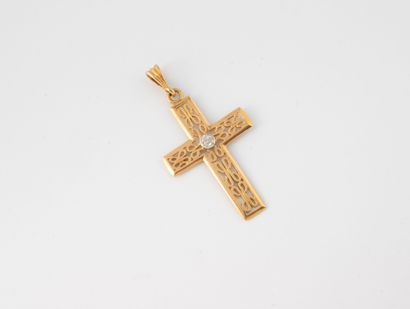 Pendentif croix en or jaune (750) à décor...
