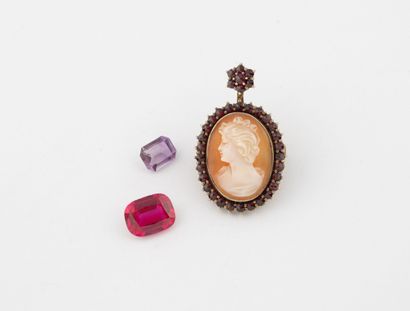 Gilded silver (800) brooch set with a cameo...