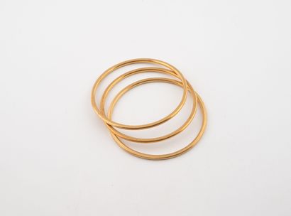 Three yellow gold (750) bangle bracelets.
Weight:...