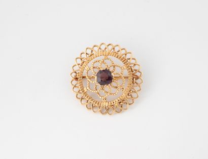 Round brooch in yellow gold (750), formed...