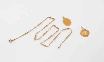Lot de bijoux en or (750) :
- deux médailles...