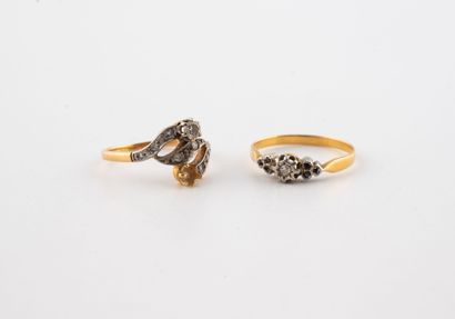 Lot of two small rings in yellow gold (750):
-A...