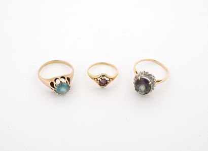 Lot of three rings:
- One in yellow gold...