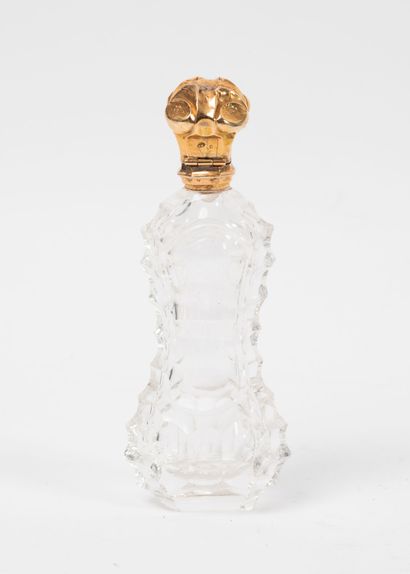 Flacon de forme violonée en verre taillé,...