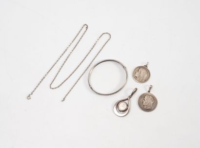 Silver lot (800) including:
- A commemorative...