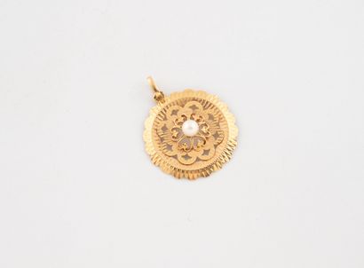 Round openwork rosette pendant in yellow...