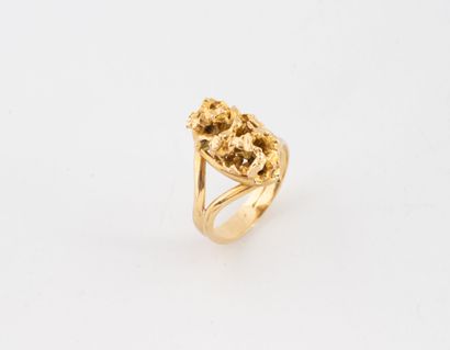 Bague en or jaune (750) ornée d'un motif...