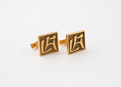 Pair of yellow gold (750) square cufflinks,...