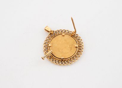 Yellow gold (750) pendant brooch centered...