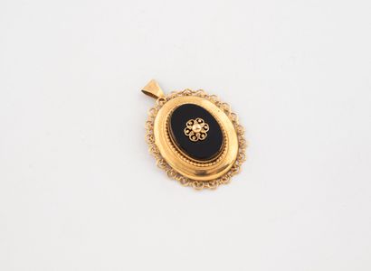 Yellow gold (750) medallion pendant centered...