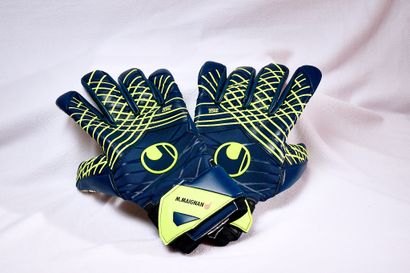 Pair of gloves Uhlsport autographed by Mike...