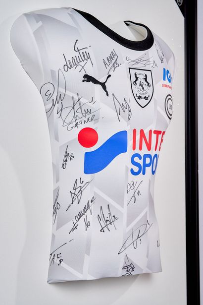 Moulded bust - Amiens SC jersey signed by...