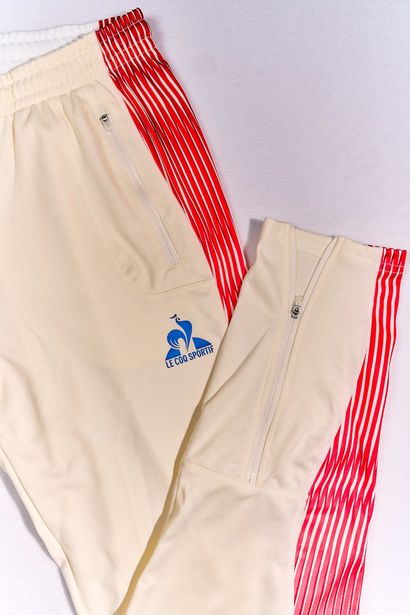 Ensemble de la tenue olympique Paris 2024...