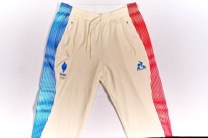 Ensemble de la tenue olympique Paris 2024...