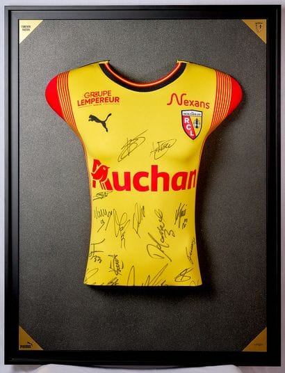 Moulded bust - RC Lens jersey signed by the...