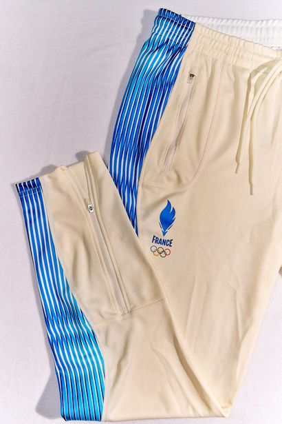 Ensemble de la tenue olympique Paris 2024...